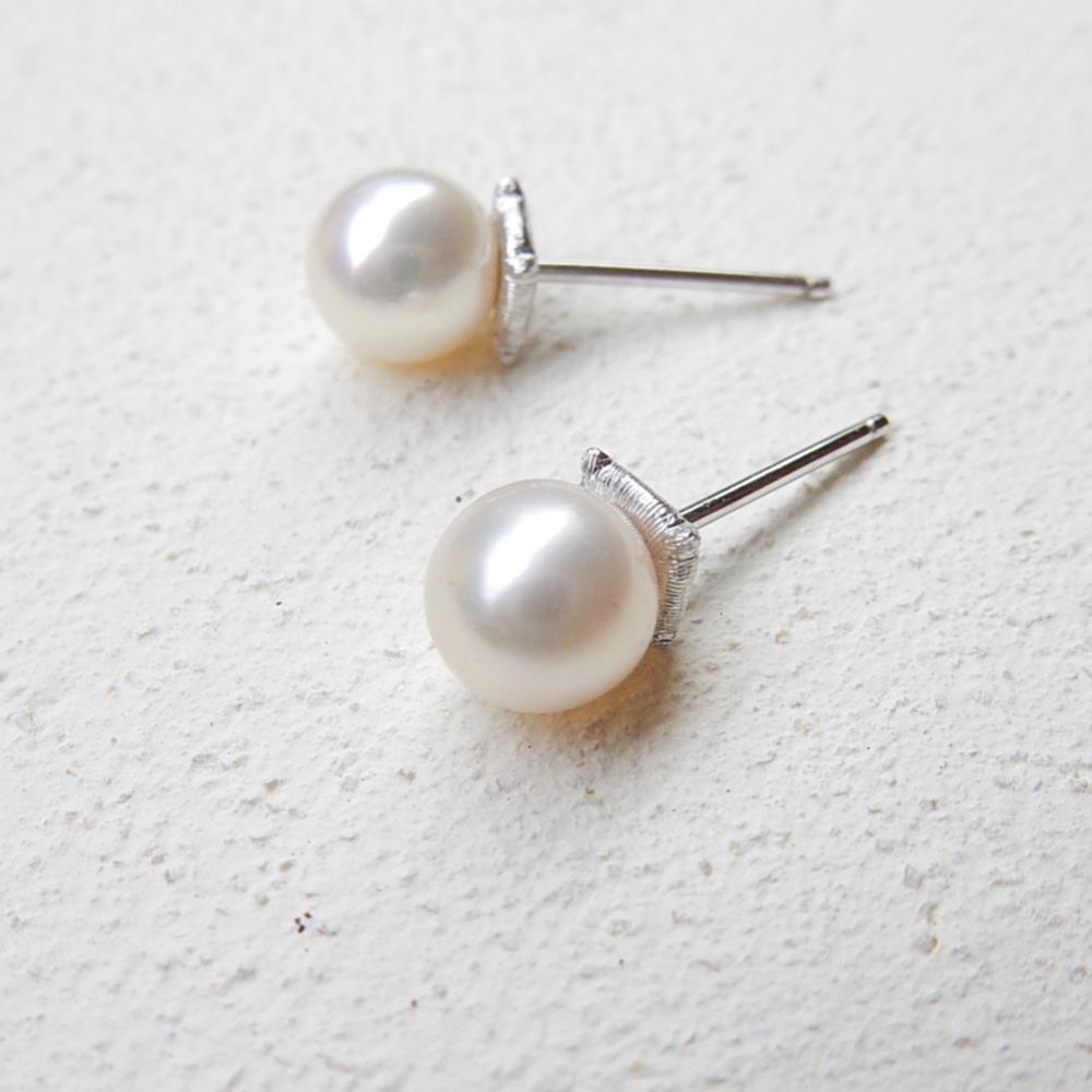 Orecchino ”cuscino”（oro bianco）ークッションのピアスー　K10WG/パール/ピアス