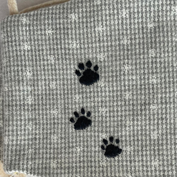 雪に動物の足跡の刺繍マスク 3枚目の画像