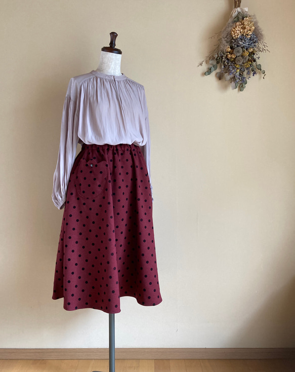 【ウエスト調整可】ネコ風ポケットのワイン色水玉スカート 1枚目の画像