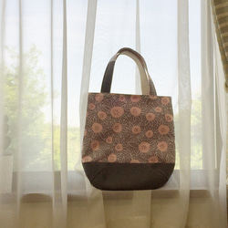 軽い布製。コロンとした小さめバッグ(グレーとピンクの花) 2枚目の画像