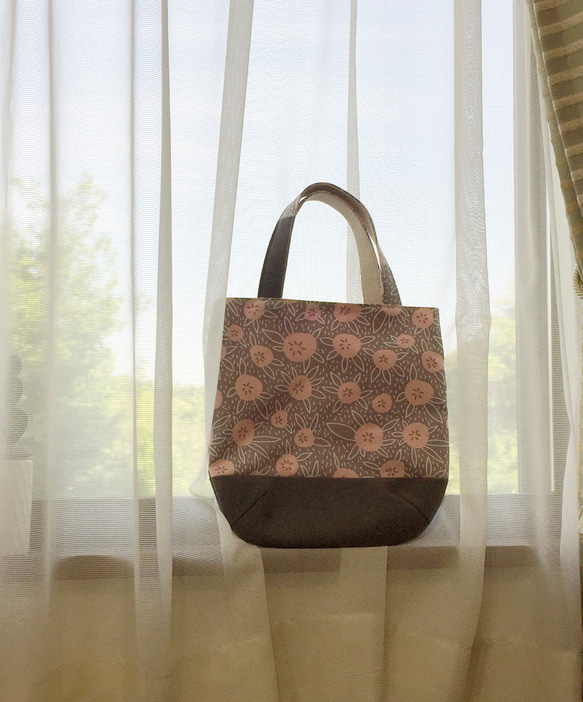 軽い布製。コロンとした小さめバッグ(グレーとピンクの花) 2枚目の画像