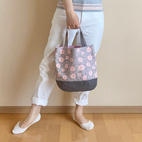 軽い布製。コロンとした小さめバッグ(グレーとピンクの花) 3枚目の画像