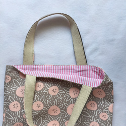 軽い布製。コロンとした小さめバッグ(グレーとピンクの花) 5枚目の画像
