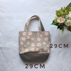 軽い布製。コロンとした小さめバッグ(グレーとピンクの花) 8枚目の画像