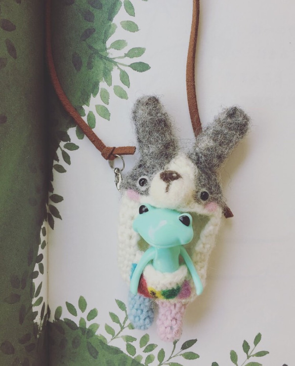 wonder frogワンダーフロッグ小青蛙用的手工日本美麗諾羊毛編織特別款兔造型背袋 第2張的照片