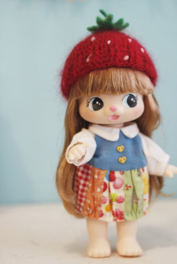 可愛絕版娃娃，含手作身上穿戴的草莓編織帽及手作的拼接娃衣 第1張的照片