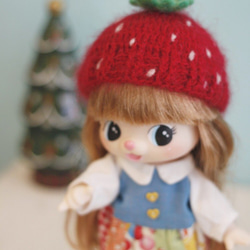 可愛絕版娃娃，含手作身上穿戴的草莓編織帽及手作的拼接娃衣 第2張的照片