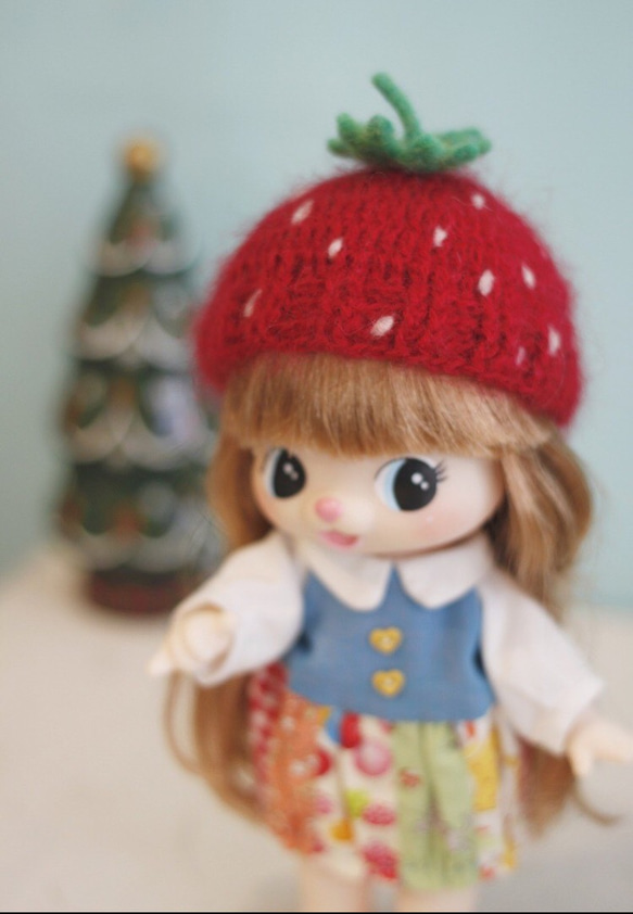 可愛絕版娃娃，含手作身上穿戴的草莓編織帽及手作的拼接娃衣 第2張的照片