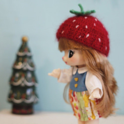 可愛絕版娃娃，含手作身上穿戴的草莓編織帽及手作的拼接娃衣 第3張的照片