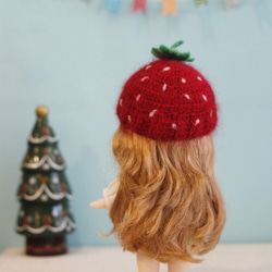 可愛絕版娃娃，含手作身上穿戴的草莓編織帽及手作的拼接娃衣 第4張的照片