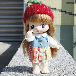 可愛絕版娃娃，含手作身上穿戴的草莓編織帽及手作的拼接娃衣 第5張的照片
