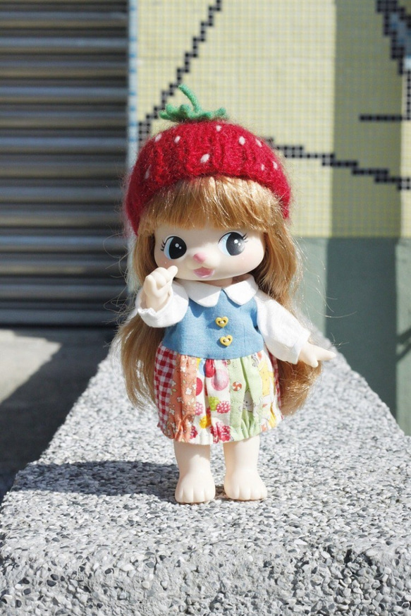 可愛絕版娃娃，含手作身上穿戴的草莓編織帽及手作的拼接娃衣 第5張的照片