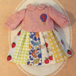 ホララ、リカ、ブライスブライスサイズ手作り和布ステッチドレス（ピンク熱気球） 1枚目の画像