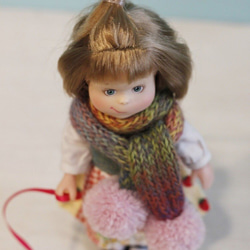 手工編織日本進口美麗諾羊毛段染娃用圍巾(粉紅色毛球款) 第3張的照片
