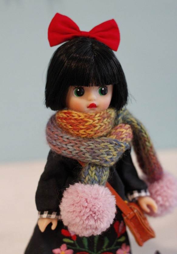 手工編織日本進口美麗諾羊毛段染娃用圍巾(粉紅色毛球款) 第4張的照片