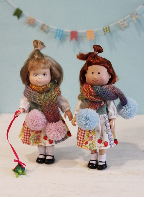手工編織日本進口美麗諾羊毛段染娃用圍巾(水藍色毛球款) 第7張的照片