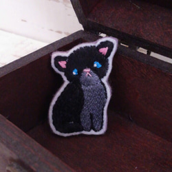 小さな黒い仔猫*ブローチ 1枚目の画像