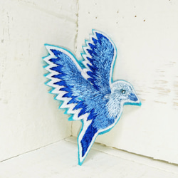 空に溶け込む青い鳥＊刺繍ブローチ 1枚目の画像
