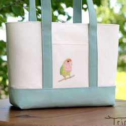 値下げ！ハンドメイド 鳥(ウロコインコ)の刺繍 デカめトートバッグ 薄いカーキ色 セキセイインコ 鳥の刺繍トートバッグ・鞄｜BIRDSTORY