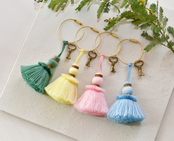 SOLD◆ハンドメイド　タッセルチャーム　ふんわりカラフル はる ふんわりタッセルバッグチャーム キーホルダー tassel de sica