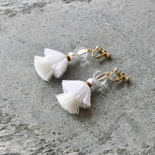 なつ 2段タッセルピアス・イヤリング 紫陽花ホワイト ピアス（スタッド 