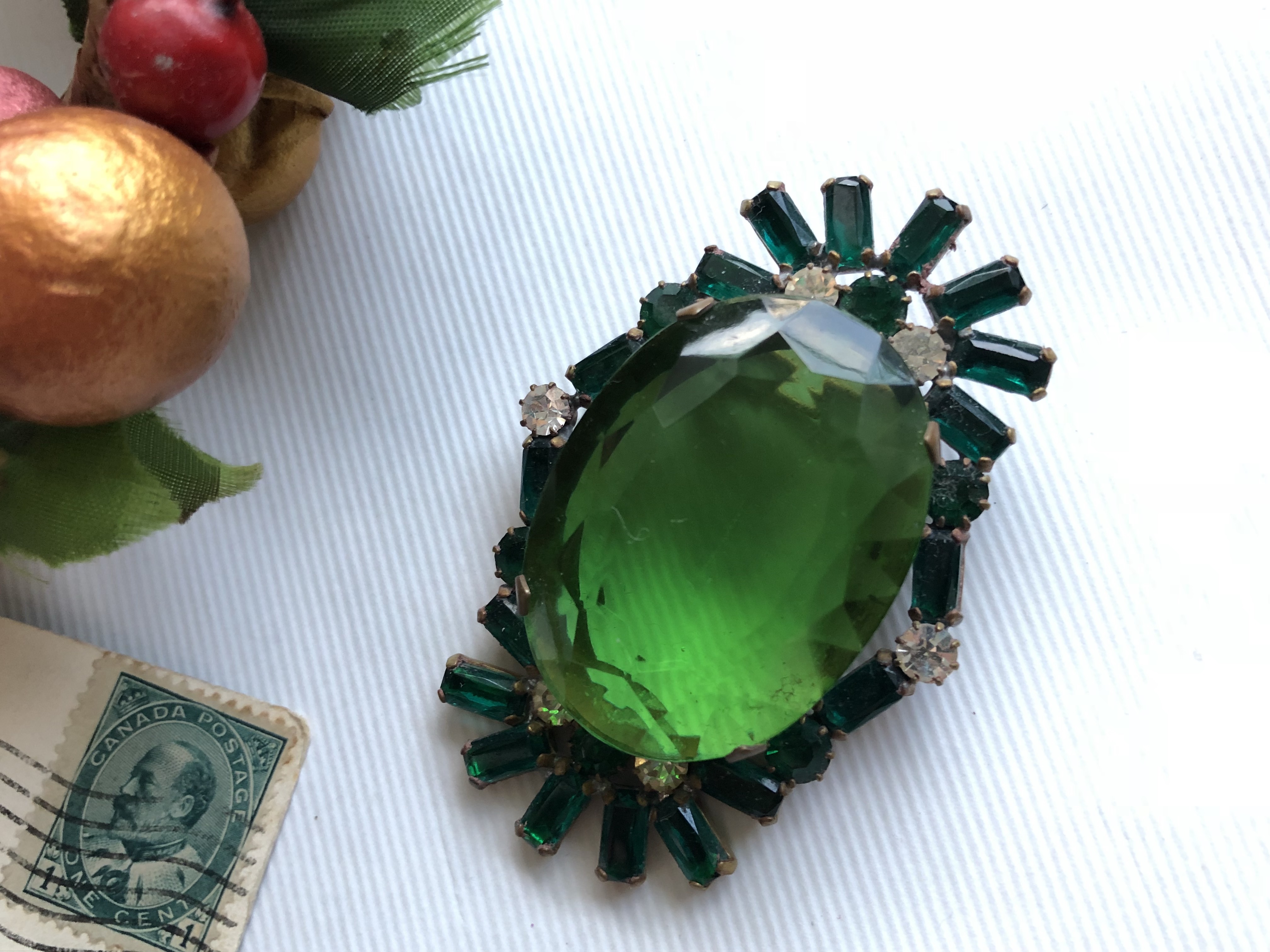 刻印入りブローチ 緑の石 ブローチ 18K