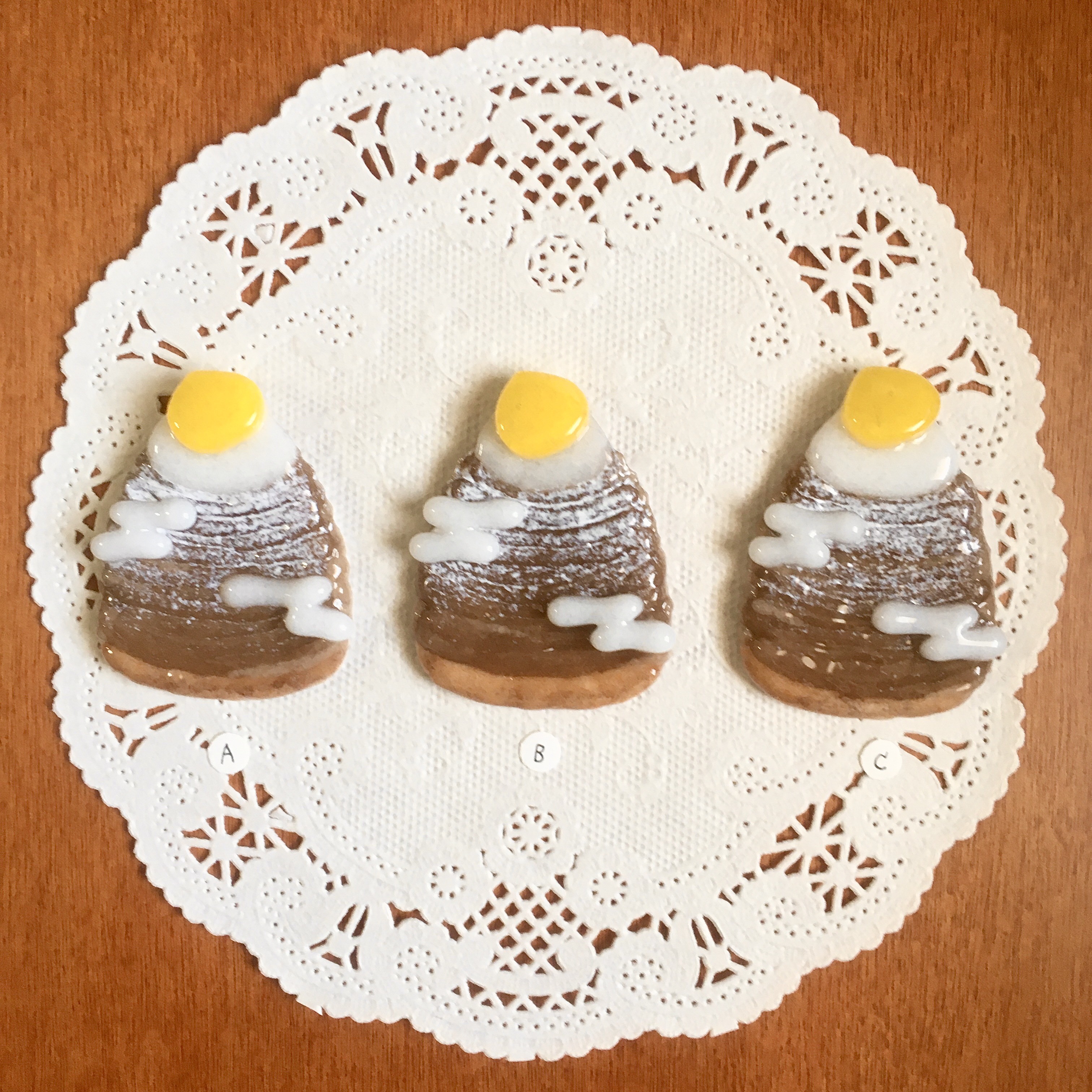 【白猫】モンブランのブローチ