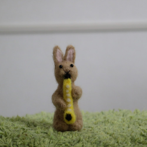 サックス奏者うさぎさん 羊毛フェルト animals_lover 通販 10105721