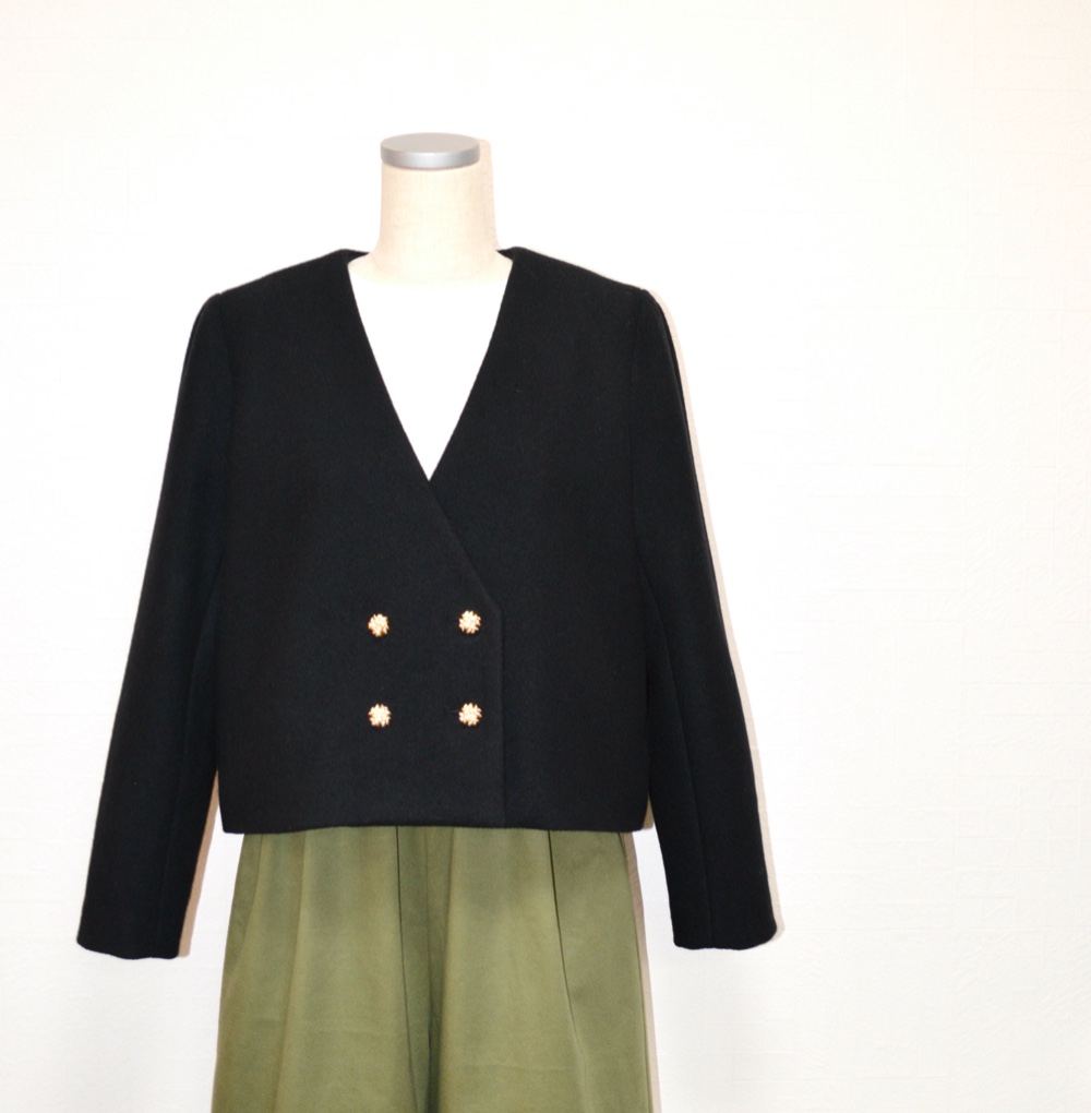 ウールのノーカラーコート♡ 合わせやすいショート丈♡ 金ボタンがアクセント♡