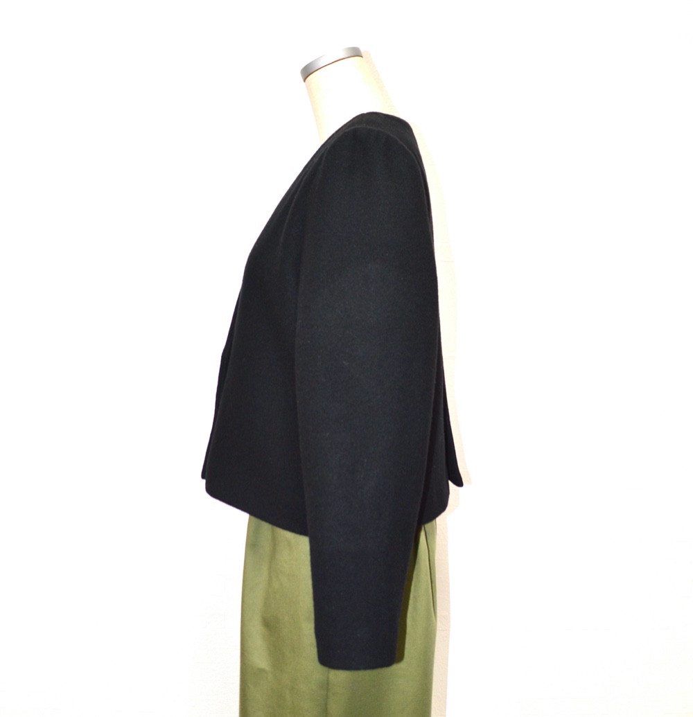 ウールのノーカラーコート♡ 合わせやすいショート丈♡ 金ボタンがアクセント♡