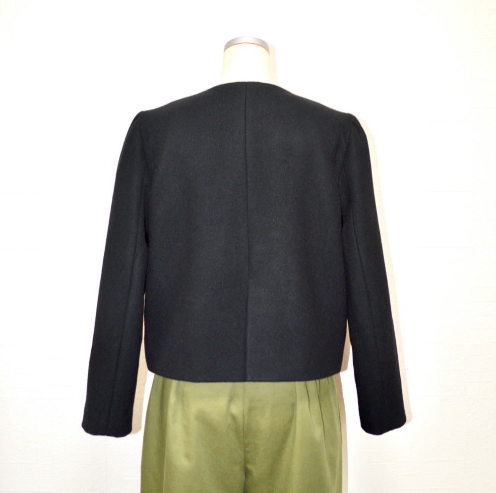 ウールのノーカラーコート♡ 合わせやすいショート丈♡ 金ボタンがアクセント♡