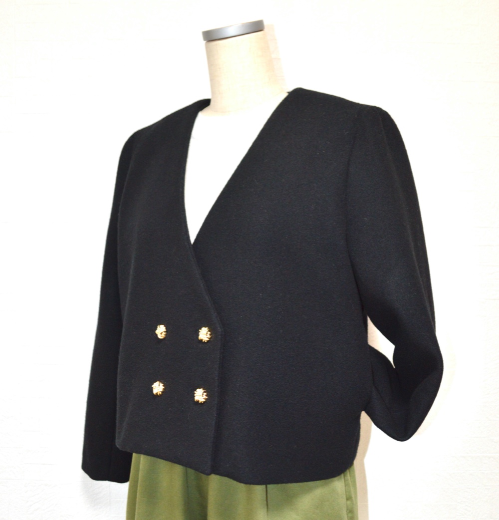 ウールのノーカラーコート♡ 合わせやすいショート丈♡ 金ボタンがアクセント♡