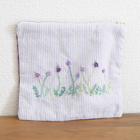 手刺繍　ラベンダーのぺたんこポーチ 1枚目の画像