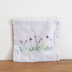 手刺繍　ラベンダーのぺたんこポーチ 2枚目の画像