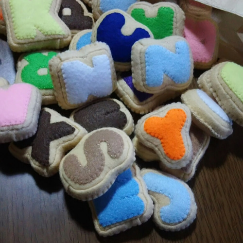 【受注製作】まるでアイシングクッキー？ フェルトのバースデープレート 受注製作】アルファベットのアイシングクッキー♪フェルト 雑貨