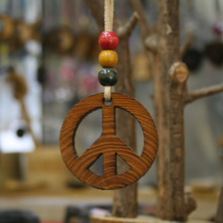 獨一無二的木製吊墜和平標誌皮革錶帶 第3張的照片