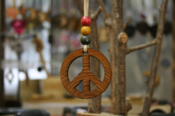 獨一無二的木製吊墜和平標誌皮革錶帶 第3張的照片