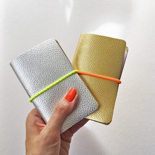 メタリック牛革 反射ゴム付きの20枚収納カードケース ゴールド