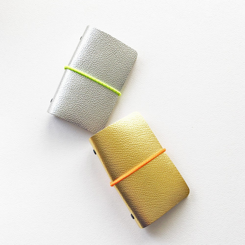 メタリック牛革 反射ゴム付きの20枚収納カードケース ゴールド