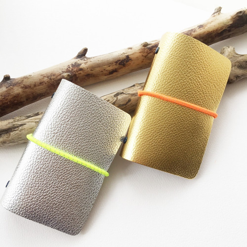 メタリック牛革 反射ゴム付きの20枚収納カードケース ゴールド