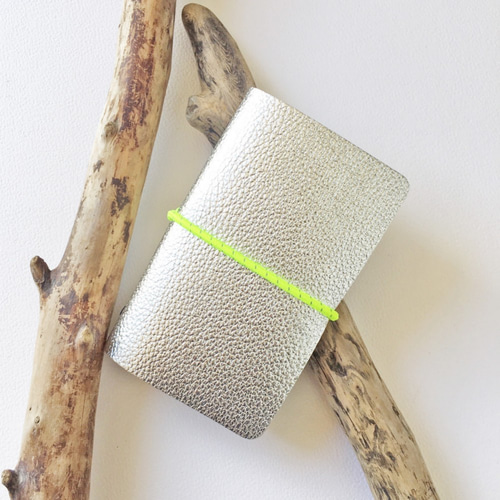 メタリック牛革 反射ゴム付きの20枚収納カードケース ゴールド