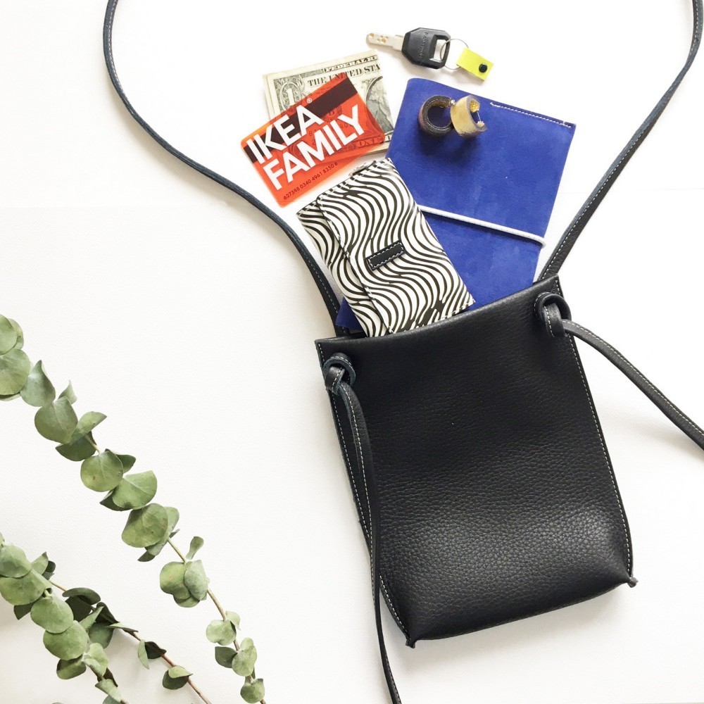 肉厚で柔らかい牛革ポシェット　キャッシュレス　ブラック　黒　本革　レザー