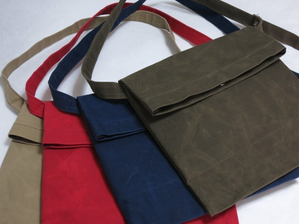 【online限定】CANVAS FLAT FLAP BAG/フラップ ショルダー バッグ(レッド) パラフィン 帆布 5枚目の画像