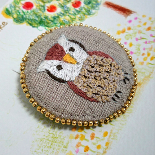 おとぼけふくろうの刺繍ブローチ ビーズ縁取り ブローチ honwaka
