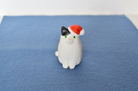 クリスマス☆サンタ帽子のおすわりねこ　黒のブチ 2枚目の画像