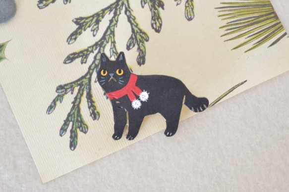 【クリスマス・冬のおしゃれに】赤いマフラーの黒猫ブローチ 1枚目の画像