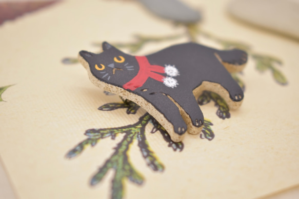 【クリスマス・冬のおしゃれに】赤いマフラーの黒猫ブローチ 2枚目の画像