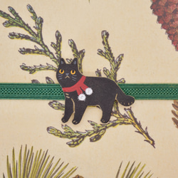 【クリスマス・冬のおしゃれに】赤いマフラーの黒猫ブローチ 5枚目の画像