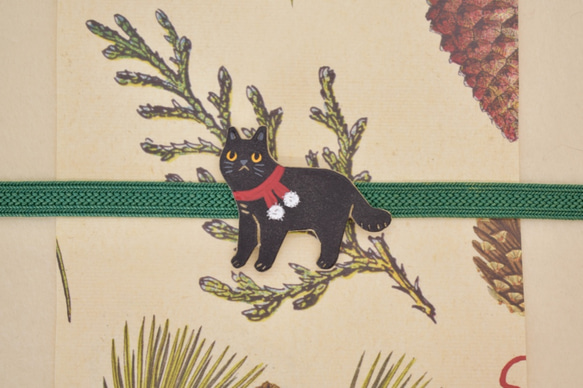 【クリスマス・冬のおしゃれに】赤いマフラーの黒猫ブローチ 5枚目の画像