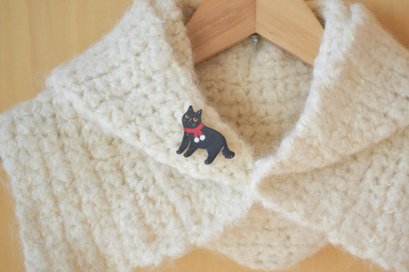 【クリスマス・冬のおしゃれに】赤いマフラーの黒猫ブローチ 6枚目の画像